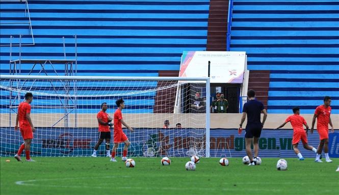 Các cầu thủ U23 Singapore khởi động trên sân trước trận đấu. Ảnh: Tuấn Anh - TTXVN
 