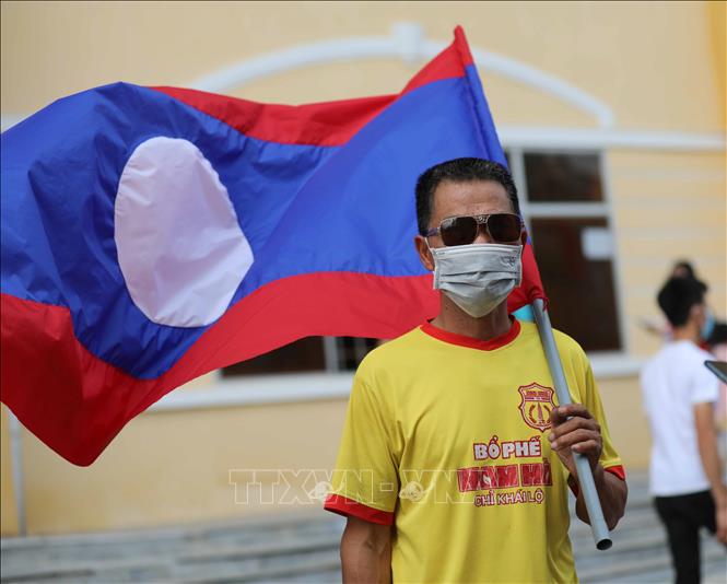 Cổ động viên U23 Lào tới sân Thiên Trường cổ vũ đội nhà. Ảnh: Thanh Tùng - TTXVN 