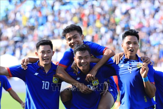 Các cầu thủ U23 Lào ăn mừng sau bàn thắng mở tỷ số được ghi do công của tiền đạo Ekkamai (20) ở phút thứ 14. Ảnh: Tuấn Anh - TTXVN