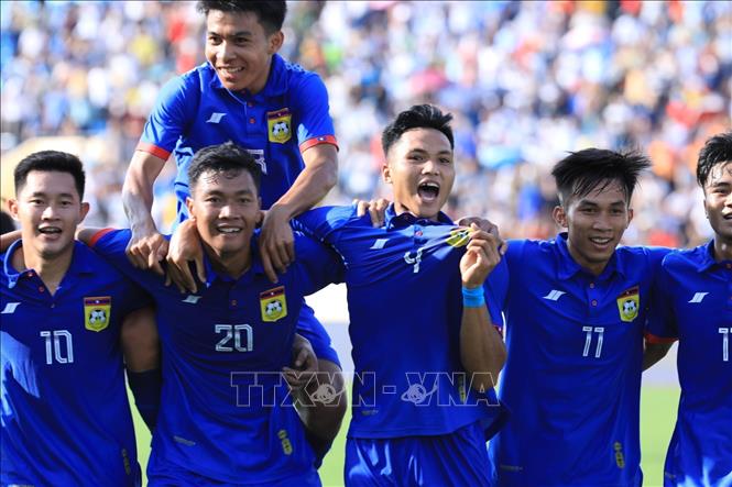 Các cầu thủ U23 Lào ăn mừng sau bàn thắng mở tỷ số được ghi do công của tiền đạo Ekkamai (20) ở phút thứ 14. Ảnh: Tuấn Anh - TTXVN