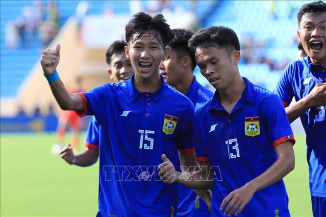 Các cầu thủ U23 Lào ăn mừng sau bàn thắng mở tỷ số được ghi do công của tiền đạo Ekkamai (20) ở phút thứ 14. Ảnh: Tuấn Anh - TTXVN