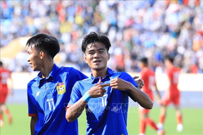 Các cầu thủ U23 Lào ăn mừng sau bàn thắng mở tỷ số được ghi do công của tiền đạo Ekkamai (20) ở phút thứ 14. Ảnh: Tuấn Anh - TTXVN