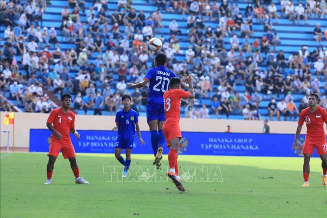 Tiền đạo đội trưởng U23 Lào Ekkamai (20) tranh chấp bóng bổng với hậu vệ Syahrul bin Sazaly (13, U23 Singapore). Ảnh: Tuấn Anh - TTXVN