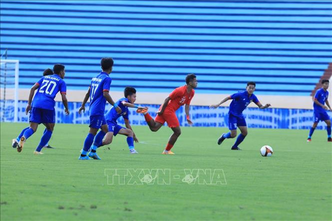 Tiền vệ Zulfahmi bin Mohd Arifinb (23, U23 Singapore) đi bóng trong một 