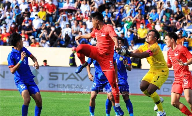 Hậu vệ Ryaan bin Sanizal (5) và thủ môn Zaiful Nizam bin Abdullah của U23 Singapore nỗ lực cản phá pha tấn công của các cầu thủ U23 Lào. Ảnh: Tuấn Anh - TTXVN