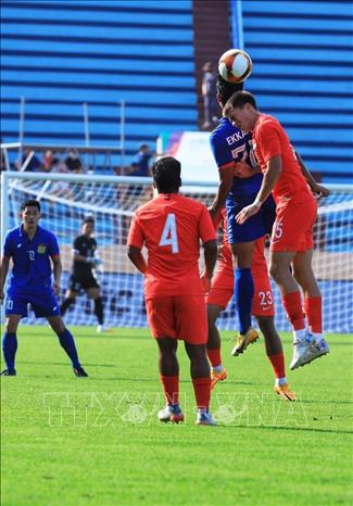 Pha tranh chấp bóng bổng giữa tiền đạo Ekkamai (20, U23 Lào) và hậu vệ U23 Singapore. Ảnh: Tuấn Anh - TTXVN