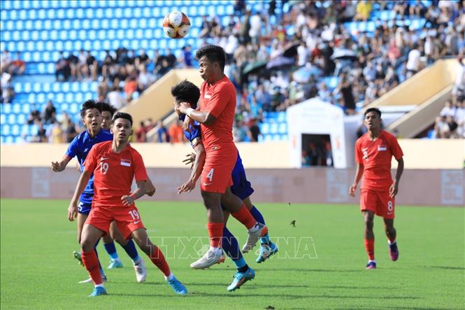 Hậu vệ Adamadam bin Abdullah (4, U23 Singapore) nỗ lực đánh đầu cản phá pha tấn công của U23 Lào. Ảnh: Tuấn Anh - TTXVN