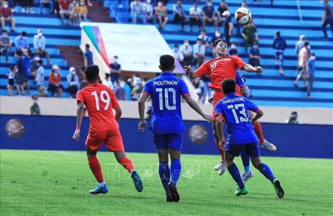 Tiền đạo U23 Singapore Chua Zikos Vasileios Ming Xun (20) nỗ lực khống chế pha bóng bổng. Ảnh: Tuấn Anh - TTXVN
