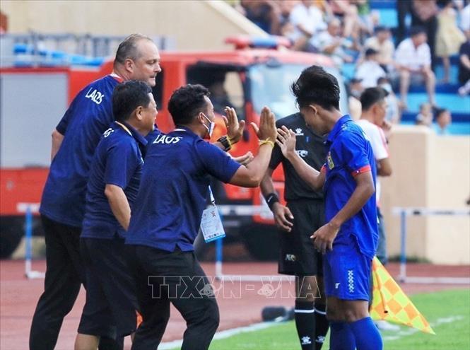 HLV trưởng Hans Michael Weiss và Ban huấn luyện đội tuyển U23 Lào ăn mừng khi các cầu thủ ghi bàn thắng thứ hai. Ảnh: Tuấn Anh - TTXVN