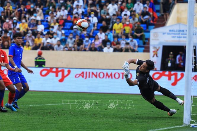 Pha bay người phá bóng cứu thua của thủ môn đội tuyển U23 Lào Keo Oudone. Ảnh: Tuấn Anh - TTXVN