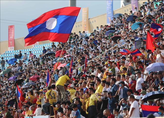 Cổ động viên trên khán đài nhiệt tình cổ vũ cho đội U23 Lào. Ảnh: Thanh Tùng - TTXVN