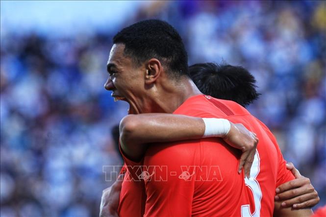 Các cầu thủ U23 Singapore vui mừng khi có bàn thắng gỡ hòa ở những giây bù giờ cuối cùng của trận đấu. Ảnh: Tuấn Anh - TTXVN