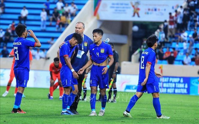 HLV trưởng U23 Lào Hans Michael Weiss động viên các học trò khi không bảo toàn được chiến thắng. Ảnh: Tuấn Anh - TTXVN