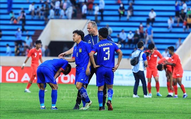 HLV trưởng U23 Lào Hans Michael Weiss động viên các học trò khi để tuột chiến thắng ở những giây bù giờ cuối cùng của trận đấu. Ảnh: Tuấn Anh - TTXVN