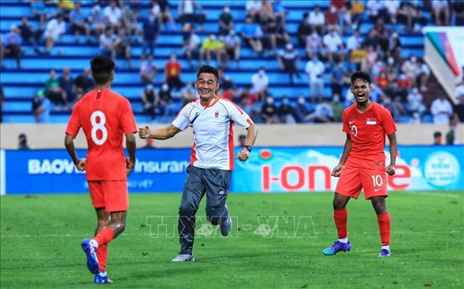 HLV trưởng U23 Singapore Nazri Nasir vui mừng chạy đến chúc mừng các học trò khi có bàn thắng gỡ hòa ở những giây bù giờ cuối cùng của trận đấu. Ảnh: Tuấn Anh - TTXVN