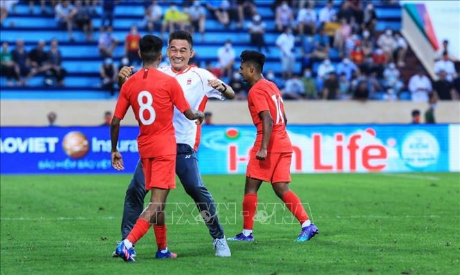 HLV trưởng U23 Singapore Nazri Nasir vui mừng chạy đến chúc mừng các học trò khi có bàn thắng gỡ hòa ở những giây bù giờ cuối cùng của trận đấu. Ảnh: Tuấn Anh - TTXVN