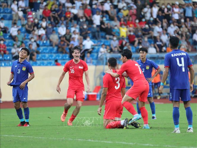 Cầu thủ U23 Singapore ăn mừng bàn thắng gỡ hòa 2-2 ở những giây bù giờ cuối cùng của trận đấu do công của Jordan Efa Okwudili Emaviwe (số 3). Ảnh: Thanh Tùng - TTXVN