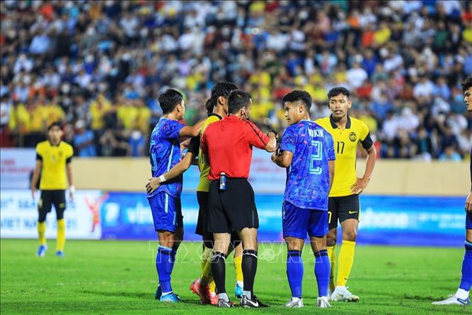 Referee Kabirov Nasrullo gives warning to two teams' players for their intense behaviours. VNA Photo