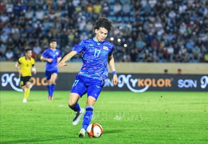 Midfielder Benjamin James Davis from Thai team dribbles towards Malaysia’s goal. VNA Photo 