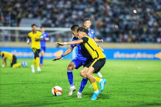 Two players struggle to possess the ball. VNA Photo