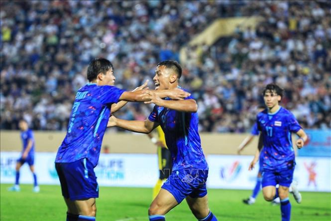 Thai players cheer after scoring the first goal of the match. VNA Photo