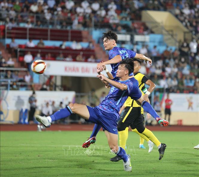 Players struggle for the ball during the match. VNA Photo 