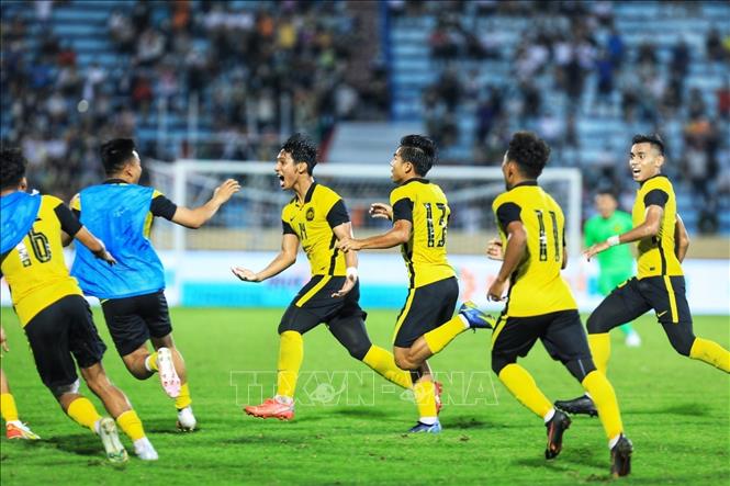 Malaysian players celebrate after winning the match. VNA Photo