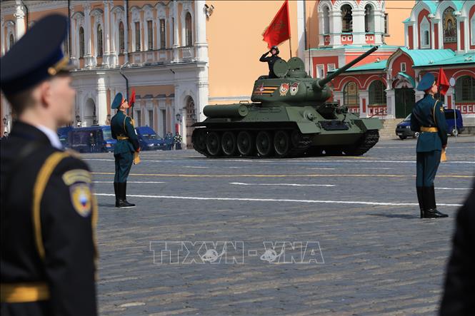  Trong ảnh: Xe tăng T-34-85 huyền thoại dẫn đầu khối duyệt binh các lực lượng cơ giới của quân đội Nga. Ảnh: Trần Hiếu - Pv TTXVN tại Nga