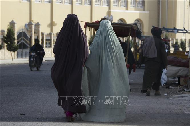 Trong ảnh: Phụ nữ Afghanistan mặc  trang phục Burqa trên  một đường phố ở Kandahar, Afghanistan, ngày 7/5/2022. Ảnh: AFP/TTXVN
