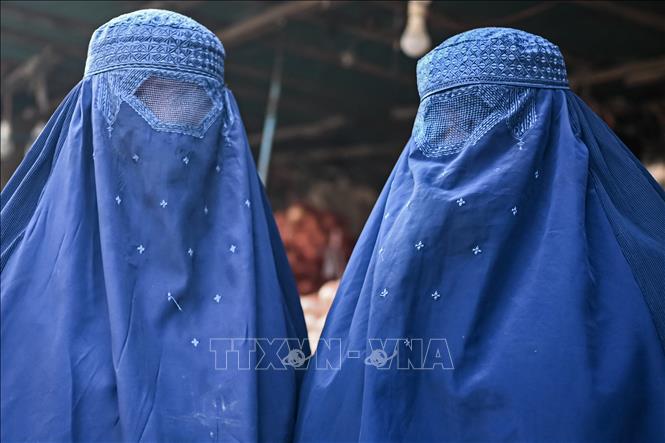 Trong ảnh: Phụ nữ Afghanistan mặc  trang phục Burqa tại một khu chợ ở Kabul, Afghanistan. Ảnh: AFP/TTXVN