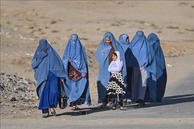 Trong ảnh: Phụ nữ Afghanistan mặc  trang phục Burqa tại Ghanzni, Afghanistan. Ảnh: AFP/TTXVN