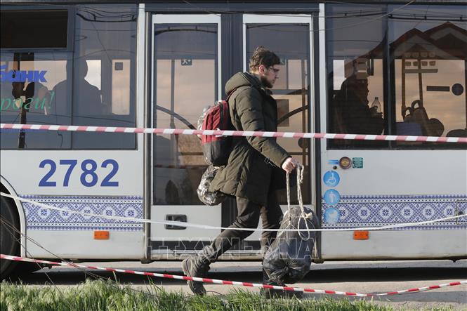 Trong ảnh: Người dân sơ tán khỏi nhà máy thép Azovstal ở thành phố Mariupol, Ukraine, ngày 1/5/2022. Ảnh: THX/TTXVN