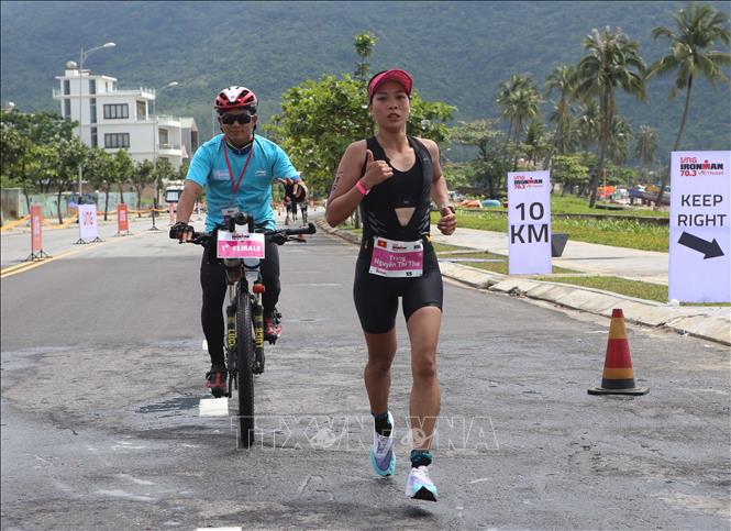 Trong ảnh: Một vận động viên nữ của Việt Nam đang dẫn đầu phần thi chạy bộ. Ảnh: Trần Lê Lâm - TTXVN 
