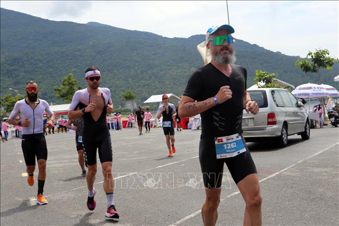 Trong ảnh: Các vận động viên tranh tài phần thi chạy bộ. Ảnh: Trần Lê Lâm - TTXVN 