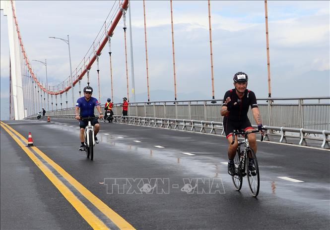 Trong ảnh: Các vận động viên tranh tài phần thi đạp xe. Ảnh: Trần Lê Lâm - TTXVN 