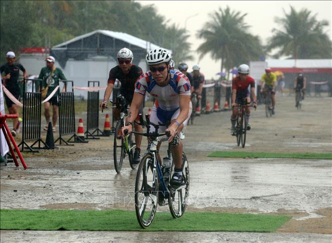 Trong ảnh: Các vận động viên xuất phát tranh tài phần thi đạp xe. Ảnh: Trần Lê Lâm - TTXVN 