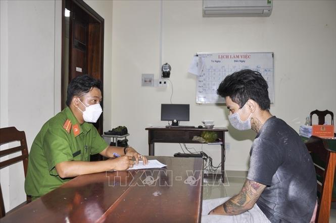 Đối tượng Lê Đỗ Phát Đạt tại cơ quan Công an. Ảnh: TTXVN phát