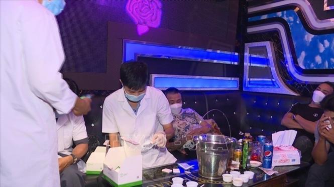 Rạng sáng 8/5, Công an thành phố Cần Thơ kiểm tra quán karaoke BOSS (phường Cái Khế, quận Ninh Kiều) phát hiện 34 người dương tính với ma túy. Ảnh: TTXVN phát