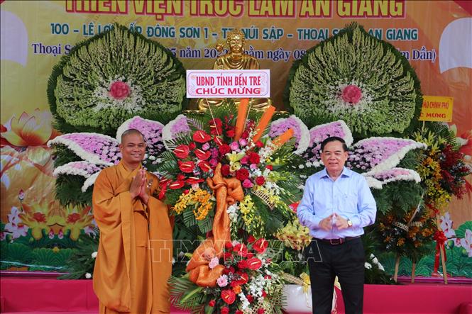 Đại diện lãnh đạo tỉnh Bến Tre tặng lẵng hoa chúc mừng cho đại diện Thiền viện Trúc Lâm An Giang. Ảnh: Công Mạo-TTXVN