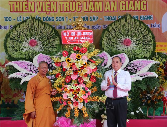 Ông Nguyễn Thanh Bình, Chủ tịch UBND tỉnh An Giang tặng lẵng hoa chúc mừng cho đại diện Thiền viện Trúc Lâm An Giang. Ảnh: Công Mạo-TTXVN