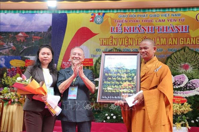 Đại tướng Phạm Văn Trà, nguyên Ủy viên Bộ Chính trị, nguyên Bộ trưởng Bộ Quốc phòng tặng quà lưu niệm cho đại diện Thiền viện Trúc Lâm An Giang. Ảnh: Công Mạo-TTXVN