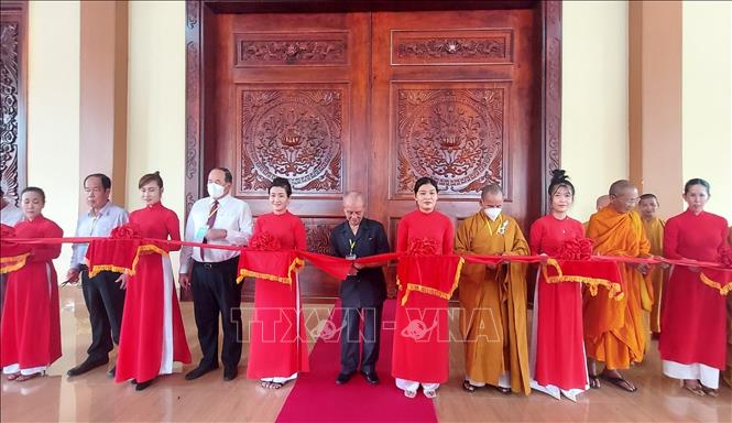 Đại biểu cắt băng khánh thành Thiền viện Trúc Lâm An Giang. Ảnh: Công Mạo-TTXVN