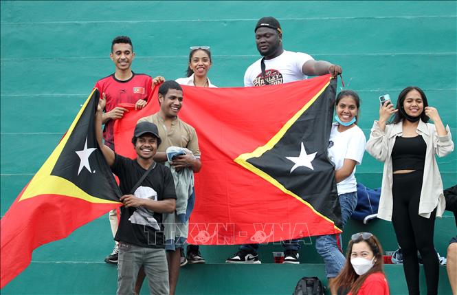 Trong ảnh: Cổ động viên đội U23 Timor Leste trên khán đài cổ vũ đội nhà. Ảnh: Quốc Khánh - TTXVN