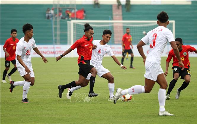 Trong ảnh: Cầu thủ Timor Leste trong vòng vây của các cầu thủ Myanmar. Ảnh: Quốc Khánh - TTXVN
