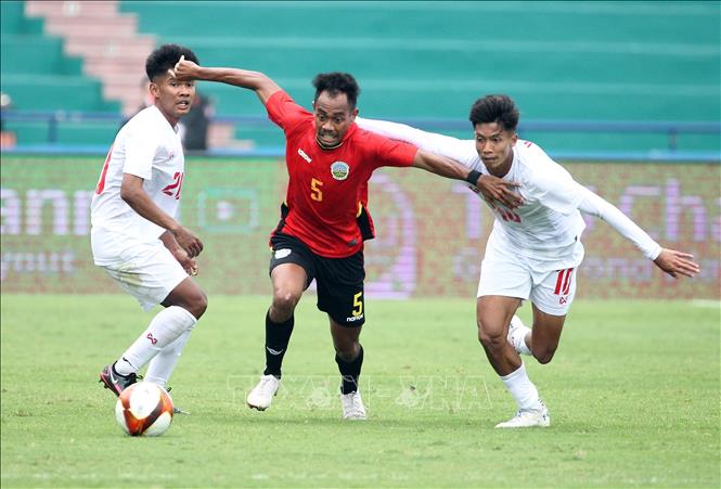 Trong ảnh: Pha cầm bóng đột phá của tiền đạo Tomas Sarmento đội U23 Timor Leste (áo đỏ). Ảnh: Quốc Khánh - TTXVN
