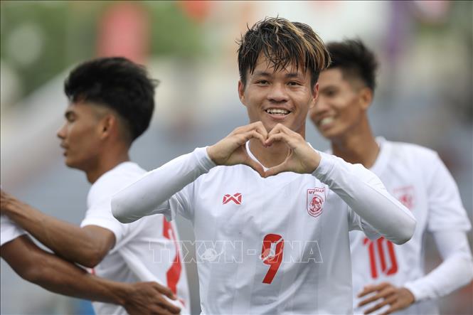 Tiền đạo Htet Phyoe Wai (số 9) nâng tỷ số lên 2-0 cho U23 Myanmar. Ảnh: Minh Quyết - TTXVN