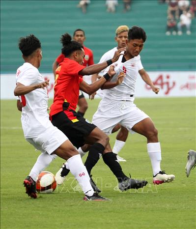 Trong ảnh: các cầu thủ Timor Leste bất lực trong vòng vây của các cầu thủ U23 Myanmar. Ảnh: Quốc Khánh - TTXVN