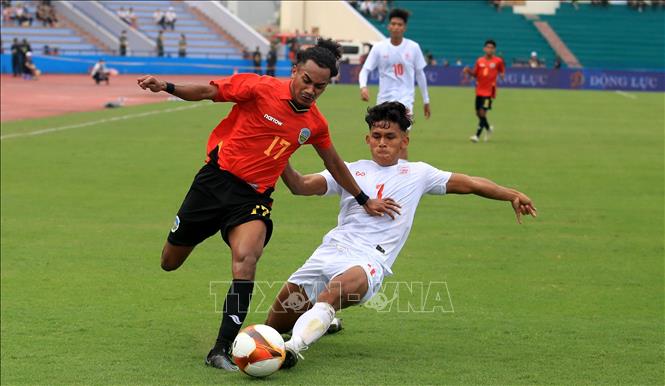 Một pha phá bóng của cầu thủ U23 Myanmar (áo trắng) bên phần sân nhà. Ảnh: Trung Kiên - TTXVN