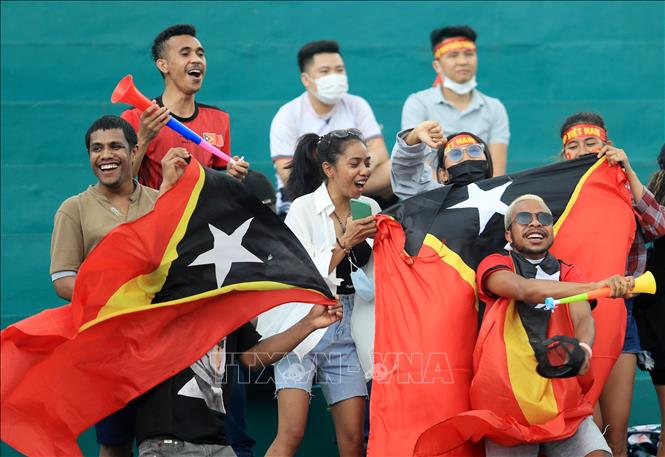 Nhóm cổ động viên cho đội U23 Timor Leste có mặt khá sớm và cổ vũ rất nhiệt tình. Ảnh: Trung Kiên - TTXVN