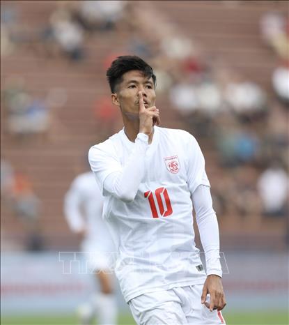 Tiền đạo Win Naing Tun (số 10) ghi bàn thắng mở tỷ số cho U23 Myanmar. Ảnh: Minh Quyết - TTXVN